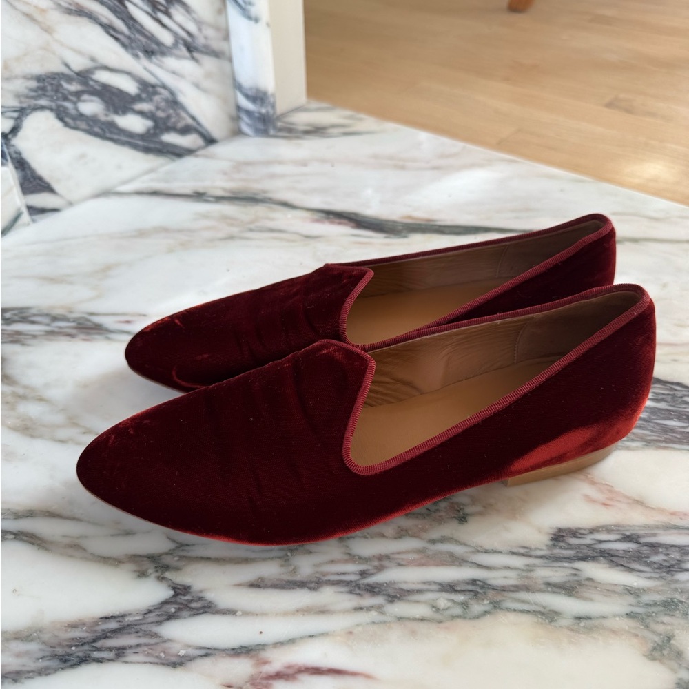 Le Monde Beryl Women's Elegant Red Velvet Loafers - Picture 7 of 12